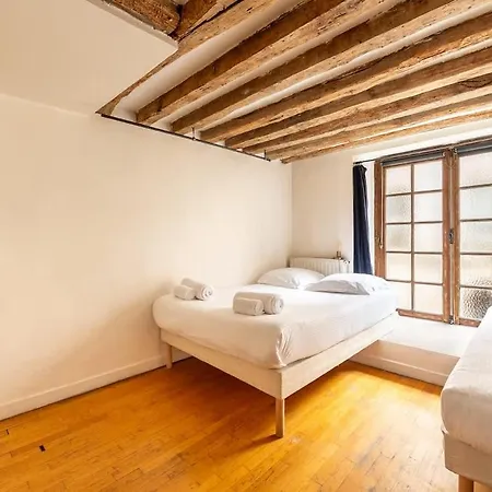 Nocleg ze śniadaniem Le Marais - Private 3br House With Terrace Paryż